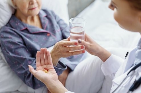 Как лечить простуду у пожилых людей дома?